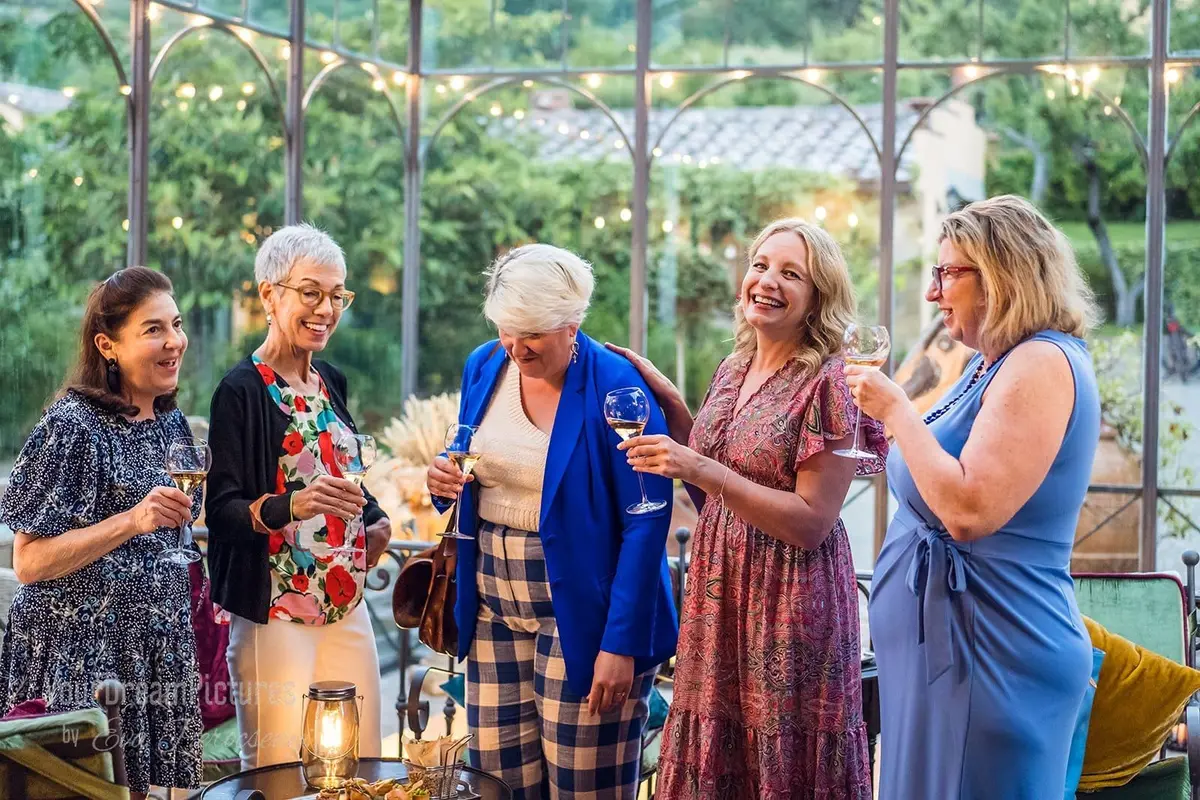 Julie Hartigan with women in Cortona Italy