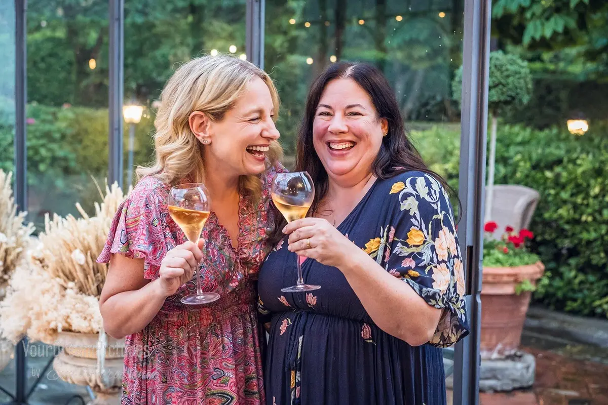 Julie Hartigan toasting with a friend on a Tuscany tour